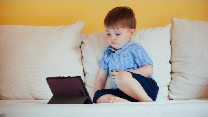 L’Assemblée nationale veut préserver l’intimité des enfants sur les réseaux sociaux et prévenir leur surexposition aux écrans